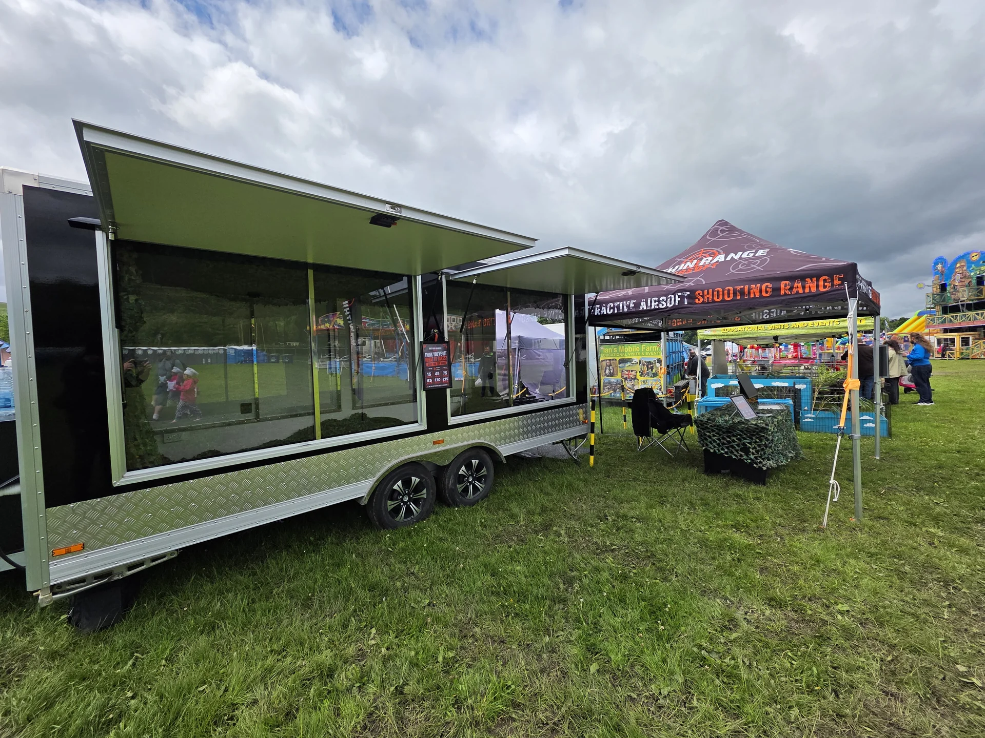 Image of the range setup and airsoft guns visible.